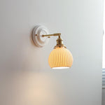 Cargar imagen en el visor de la Galería, Lámpara de pared vintage de cerámica japonesa de latón con una luz
