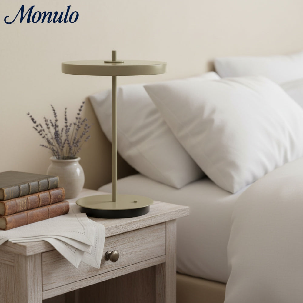 Lampe de table en métal minimaliste moderne sculpturale Astris pour salon et bureau