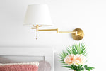 Cargar imagen en el visor de la Galería, Aplique de pared estilo escuela Ornato Luxe de latón - Lámpara de pared Art Déco con pantalla de vidrio blanco
