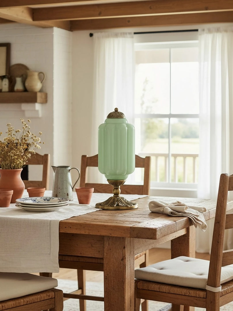 Lámpara de mesa Eloise con pantalla de vidrio festoneado de inspiración vintage para iluminación de acento en dormitorio y sala de estar. 