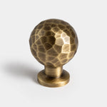 Charger l'image dans la visionneuse de galerie, 25 mm ball hammered antique brass cabinet knob with base