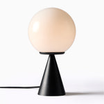 Cargar imagen en el visor de la Galería, Lámpara de mesa moderna Ulvara: globo de cristal y base cónica para un dormitorio luminoso.

