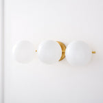 Cargar imagen en el visor de la Galería, Aplique de pared Alessora Mid-Century Modern de 3 luces - Marco de metal y esferas de vidrio blanco
