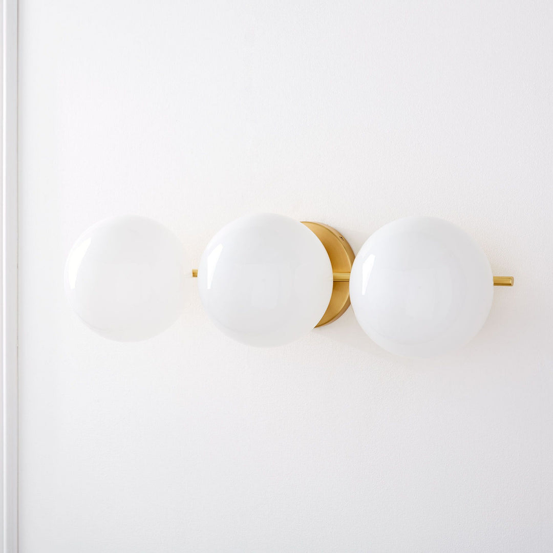 Aplique de pared Alessora Mid-Century Modern de 3 luces - Marco de metal y esferas de vidrio blanco