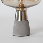 Charger l'image dans la visionneuse de galerie, Lampe de table industrielle Concretea - Globe en verre soufflé à la main avec socle en béton pour salon