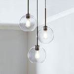 Cargar imagen en el visor de la Galería, Lámpara de araña minimalista de cristal Selvion: luminaria escultural de vidrio artesanal
