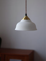 Bild in der Galerieansicht laden, Opalglas Pendelleuchte - Vintage Milchglas &amp; geripptes Design für elegante Räume

