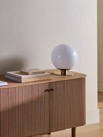 Cargar imagen en el visor de la Galería, Lámpara de mesa moderna Rivolence - Acabado en latón - Pantalla de cristal blanco - Estilo retro
