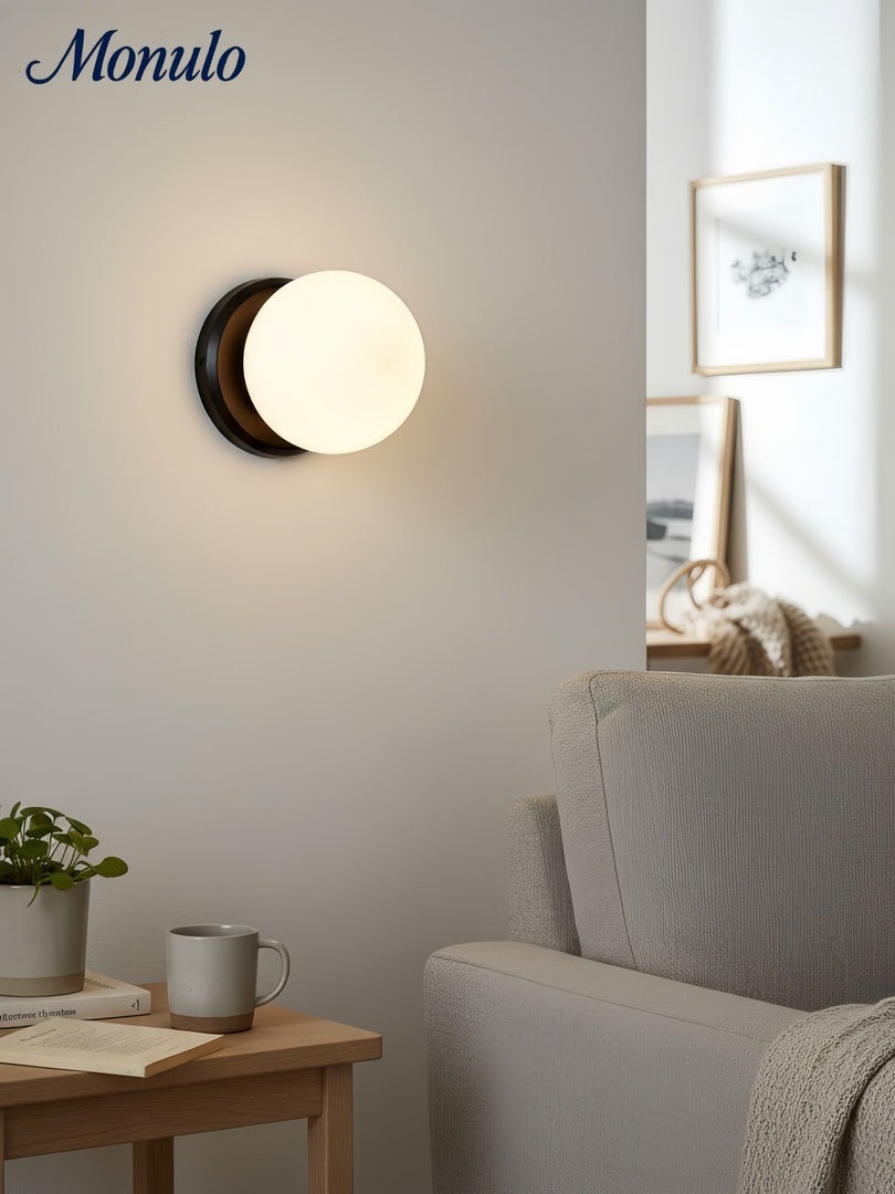 Applique murale compacte Brelia à dos arrondi — Lampe globe contemporaine pour coiffeuse, salon, hôtels