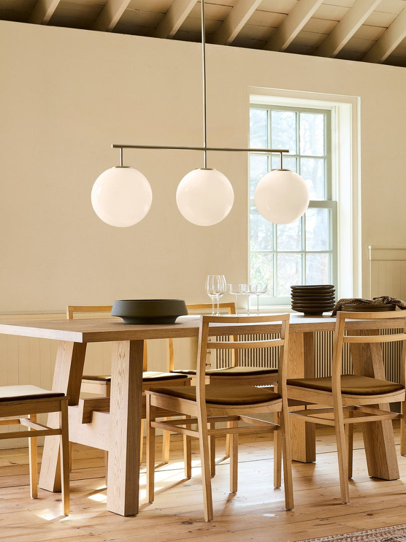 Lámpara de araña Ulvara con diseño lineal de globo de vidrio: elegancia contemporánea