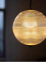 Bild in der Galerieansicht laden, Globus Rippenglas Pendelleuchte – Vintage Globus Deckenleuchte mit schlankem modernem Aussehen
