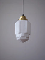 Bild in der Galerieansicht laden, Opalglas Pendelleuchte – Vintage Milchglas Pendelleuchte mit Messingakzent
