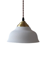 Bild in der Galerieansicht laden, Opalglas Pendelleuchte - Vintage Milchglas &amp; geripptes Design für elegante Räume
