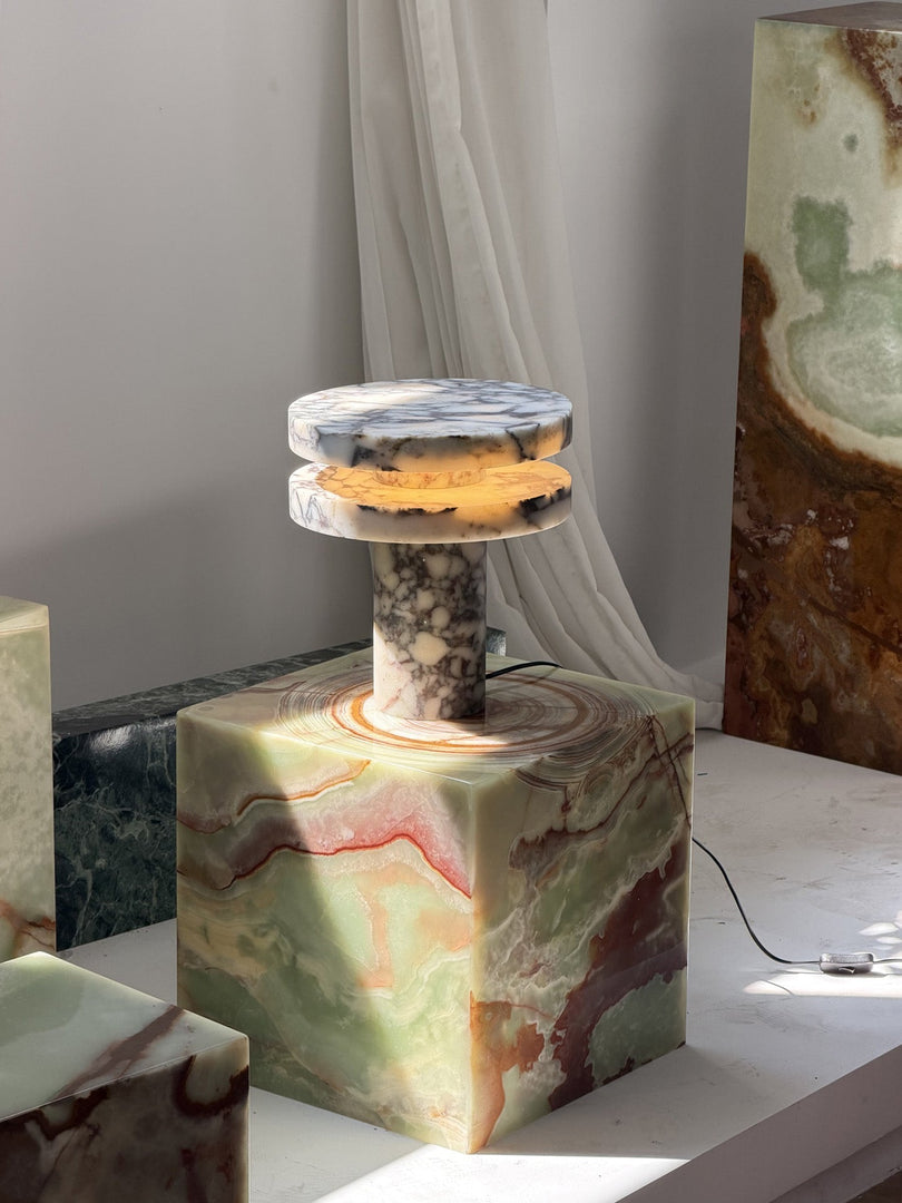 Moderne skulpturale Tischlampe mit zylindrischem Sockeldesign für Schlafzimmer-Nachttisch und Wohnzimmer