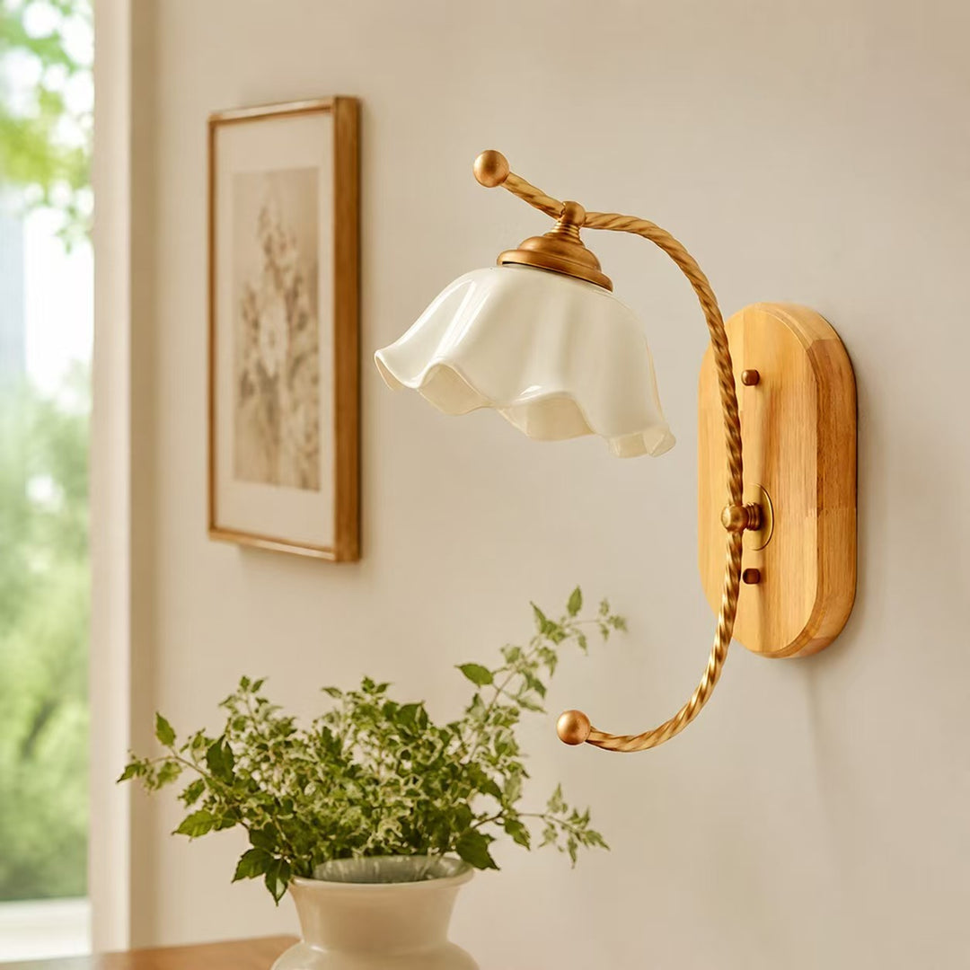 Vintage-Wandleuchte mit floralem Keramikschirm und Holz
