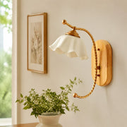 Applique murale vintage en bois avec abat-jour en céramique à motifs floraux