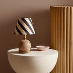 Charger l'image dans la visionneuse de galerie, Lampe de table sculpturale moderne – Lumière décorative minimaliste pour chambre et salon