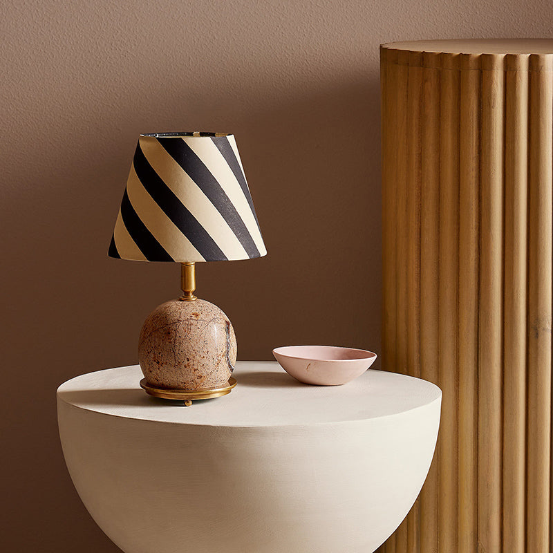 Lampe de table sculpturale moderne – Lumière décorative minimaliste pour chambre et salon