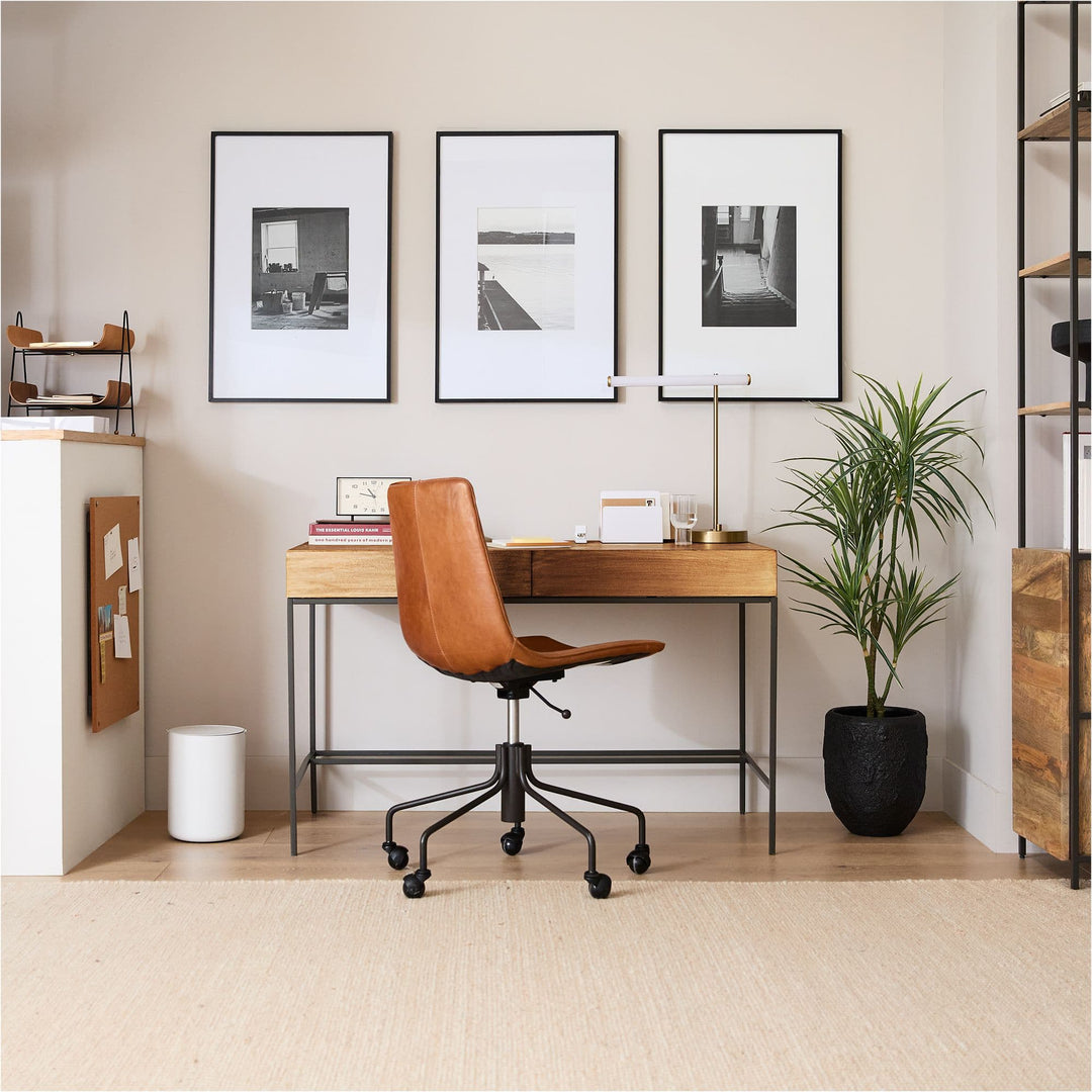 Lámpara de mesa LED USB moderna Voro: elegante iluminación de escritorio y mesita de noche de metal