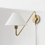 Cargar imagen en el visor de la Galería, Aplique enchufable Diora con pantalla de lino - Brazo ajustable en bronce champán
