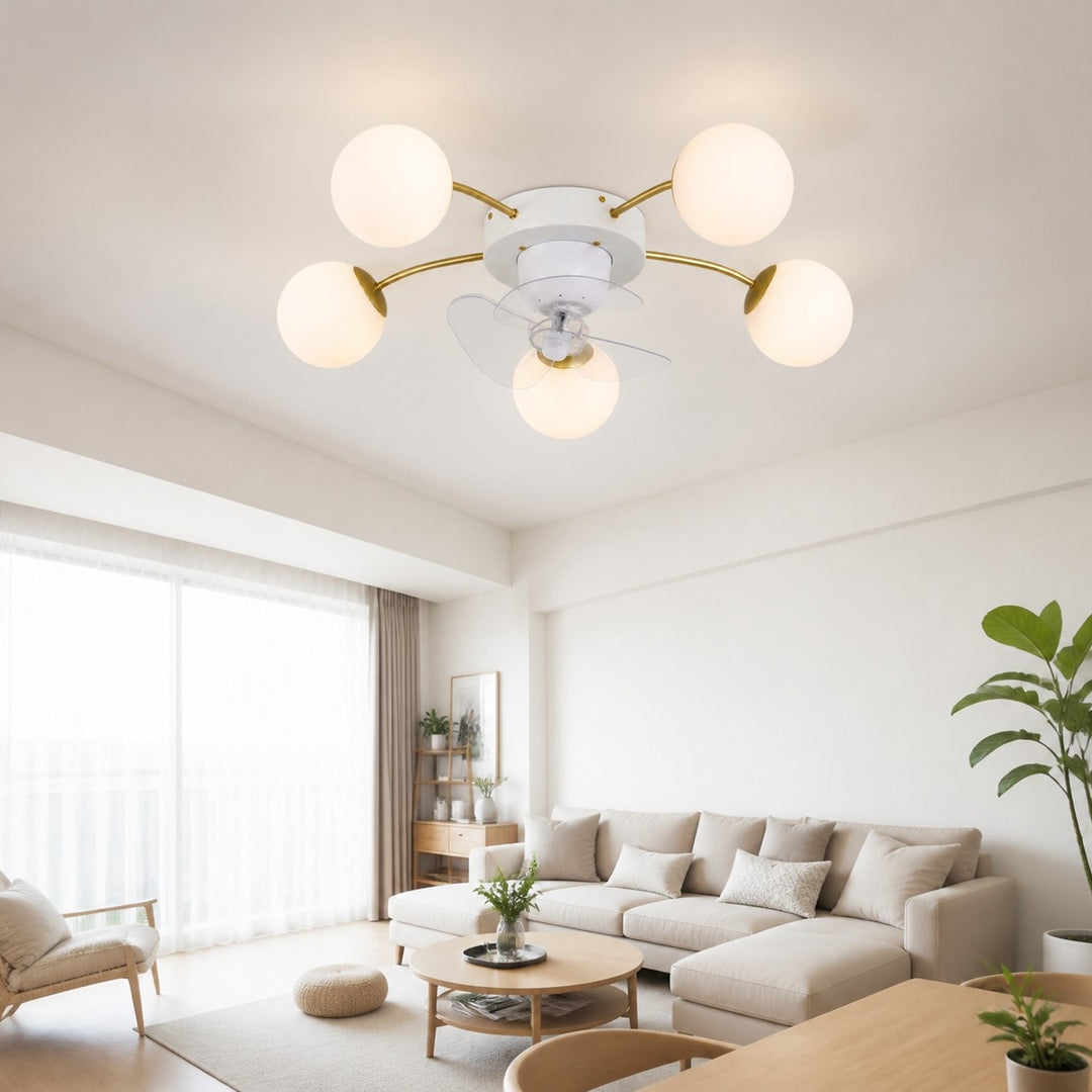 Moderner weiß-goldener Deckenventilator mit Beleuchtung und Glaskugeln