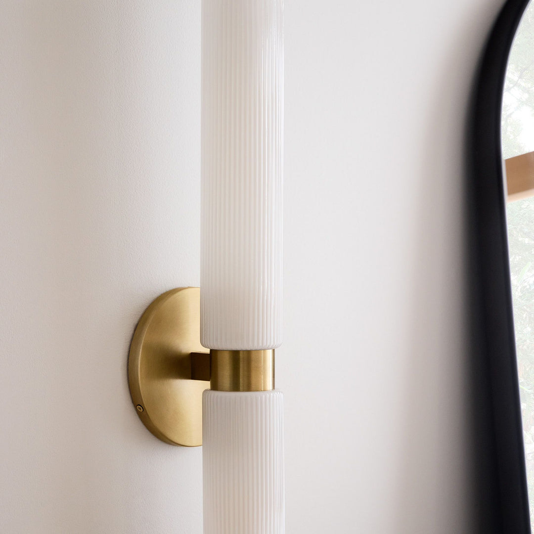 Applique murale Rivora en tube de verre strié – Luminaire double tube en laiton cannelé