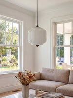 Bild in Gallery-Viewer laden, American Vintage Cremeglas-Schirm geformt Eloise Kronleuchter