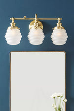 Cargar imagen en el visor de la Galería, Aplique de pared para tocador de metal y vidrio Capigia: lámpara de baño moderna con estilo elegante
