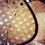 Cargar imagen en el visor de la Galería, Lámpara colgante de ratán tejido moderno Rivana – Lámpara colgante de metal y bambú para cocinas y salones N41