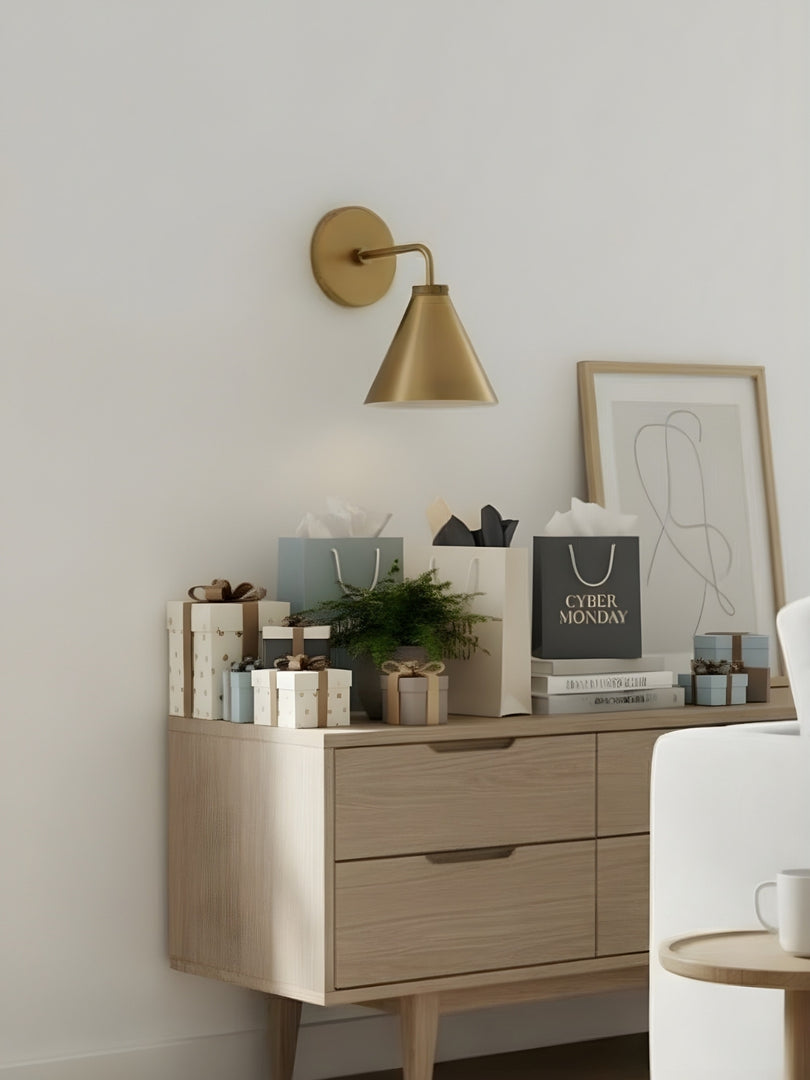 Aplique de pared cónico Korvi: diseño retro cónico en negro o latón