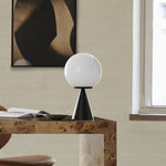 Cargar imagen en el visor de la Galería, Lámpara de mesa moderna Ulvara: globo de cristal y base cónica para un dormitorio luminoso.
