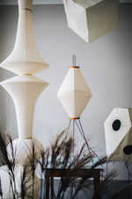 Bild in Gallery-Viewer laden, White Handcrafted Mulberry Paper Swag Light