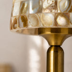 Bild in Gallery-Viewer laden, Close view of the shell shade edge and warm metal neck