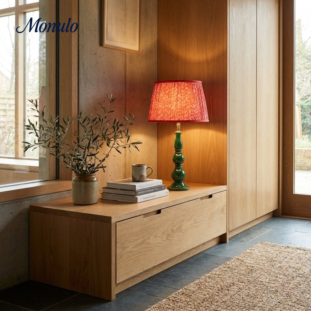 Lampe de table sculpturale Grainora avec base en grain de bois naturel et abat-jour en tissu pour intérieurs chaleureux