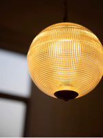 Bild in der Galerieansicht laden, Globus Rippenglas Pendelleuchte – Vintage Globus Deckenleuchte mit schlankem modernem Aussehen
