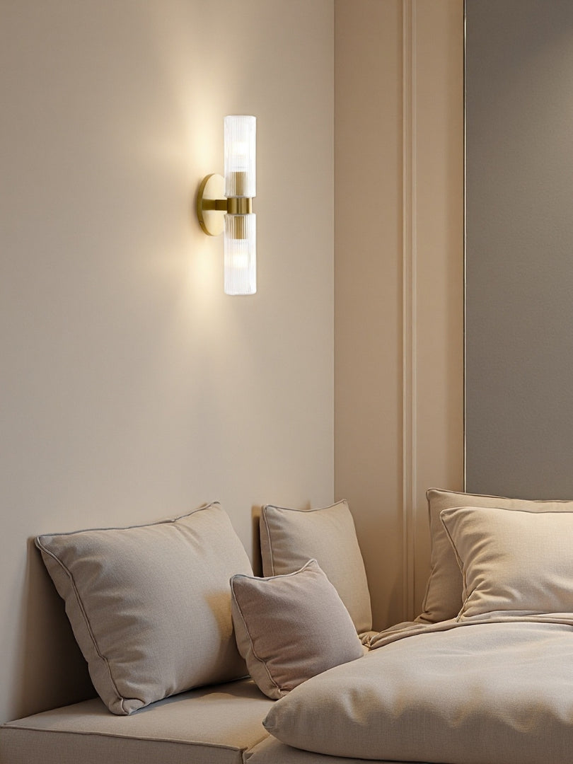 Applique murale Rivora en tube de verre strié – Luminaire double tube en laiton cannelé