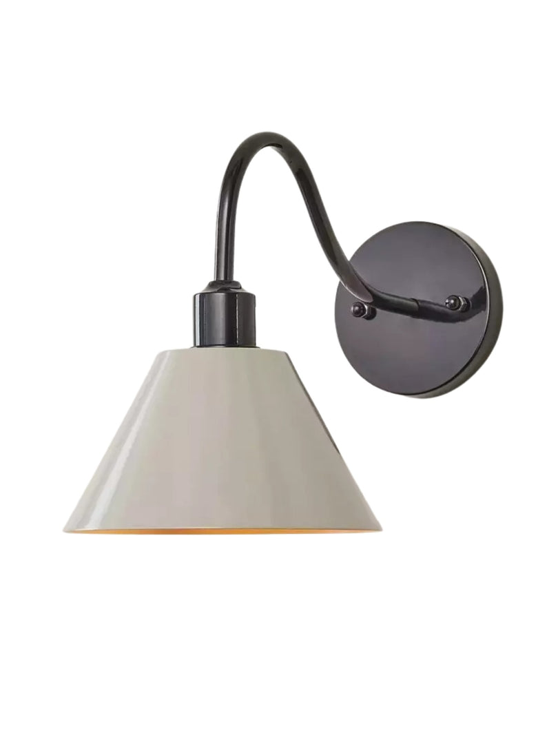 Aplique industrial moderno cónico con silueta de metal limpio