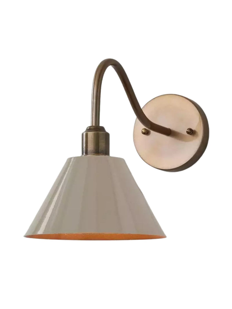 Aplique industrial moderno cónico con silueta de metal limpio