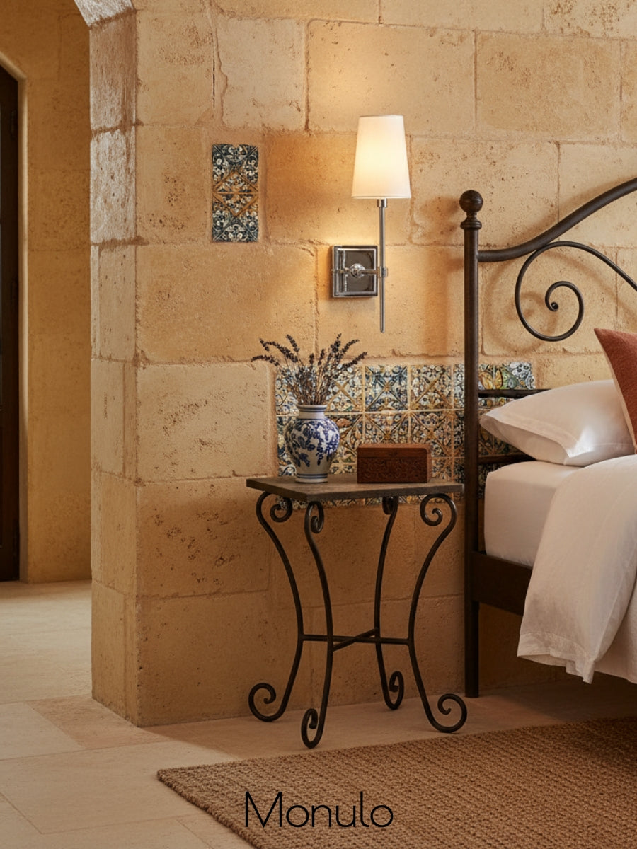 Lámpara de pared Rowan con pantalla de lino blanco elegante – Lámpara de pared retro de metal para dormitorio y pasillo