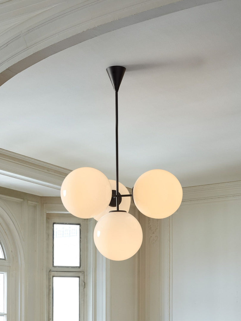Lámpara de araña Ulvara con diseño lineal de globo de vidrio: elegancia contemporánea