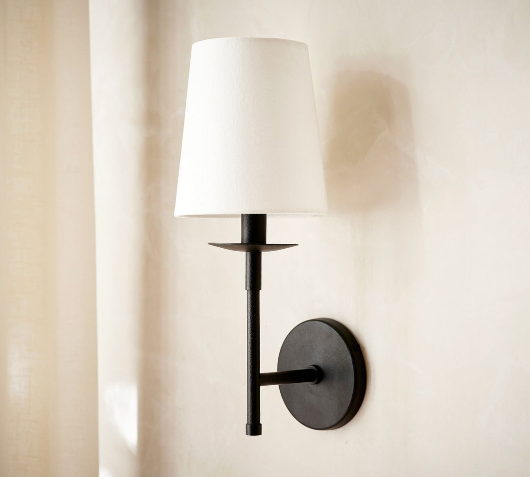 Aplique de pared Rowan Classic Linen - Lámpara de latón con pantalla de tela