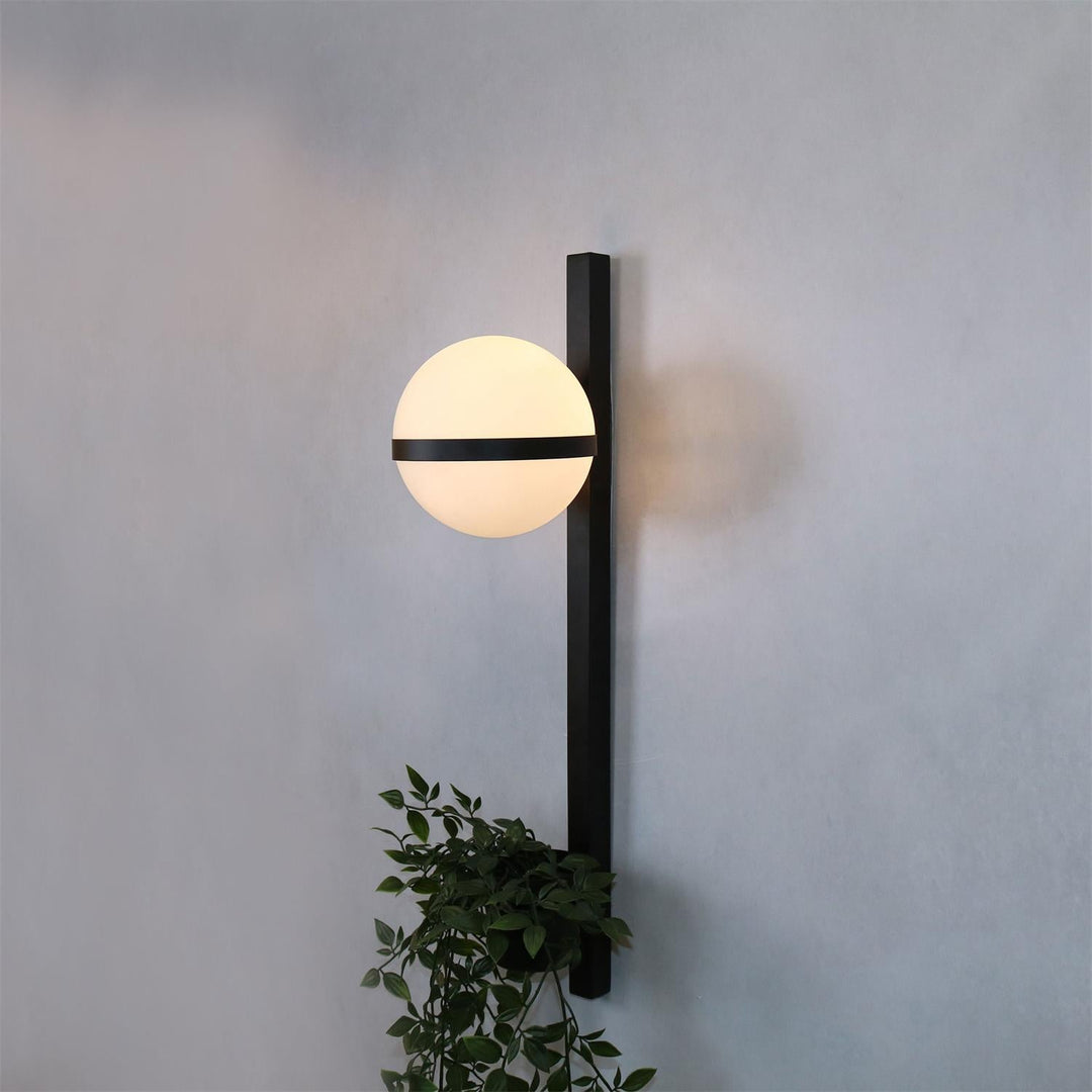 Applique murale minimaliste à abat-jour globe pour espaces intérieurs et extérieurs