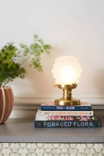 Cargar imagen en el visor de la Galería, Lámpara de mesa decorativa Capigia - Iluminación decorativa de vidrio y metal
