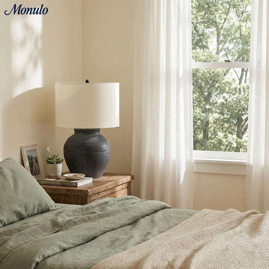 Lampe de table Ceruna à base en céramique texturée avec abat-jour en tissu - Éclairage moderne de chevet pour chambre à coucher