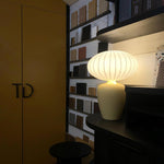 Bild in der Galerieansicht laden, Baiser Tischlampe
