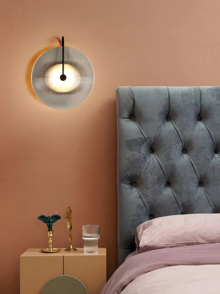 Moderne Glas-Wandleuchte – Gerippte Glasleuchte mit Scheiben-Wandhalterung