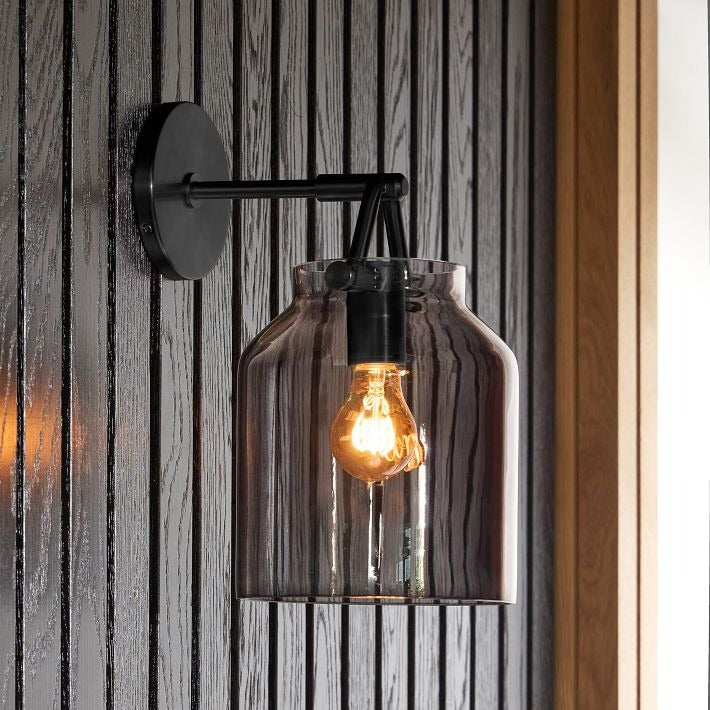Aplique de pared minimalista para exterior Hanton: aplique industrial de metal mate para espacios modernos