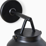 Cargar imagen en el visor de la Galería, Aplique de pared minimalista para exterior Hanton: aplique industrial de metal mate para espacios modernos
