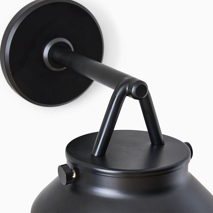 Aplique de pared minimalista para exterior Hanton: aplique industrial de metal mate para espacios modernos