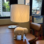 Cargar imagen en el visor de la Galería, Lámpara de Mesa de Madera Tallada con Animal